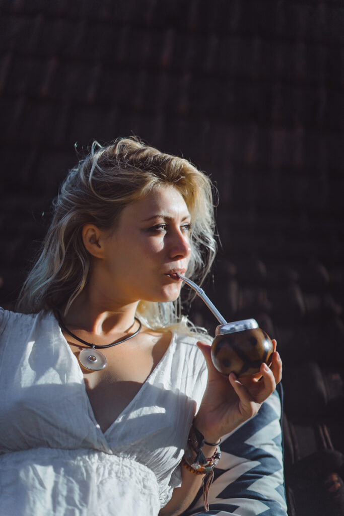 Alma Campeira - Mulher tomando chimarrão
